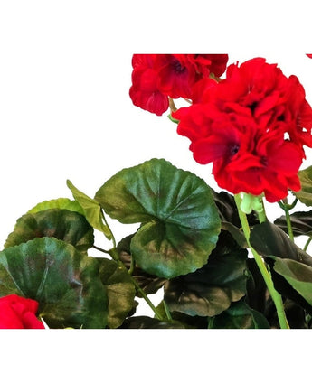 Nahaufnahme einer künstlichen Geranie 40 cm rot mit leuchtend roten, gekräuselten Blütenblättern und sattgrünen, runden Blättern vor weißem Hintergrund.