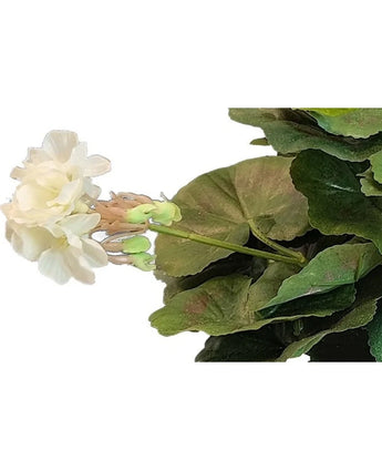 Die künstliche Geranie 40 cm weiß hat hellweiße Blüten, grüne Blütenknospen und große runde Blätter – eine frische, natürliche Schönheit als künstlicher Pflanzenakzent, der vor einem weißen Hintergrund besonders gut zur Geltung kommt.