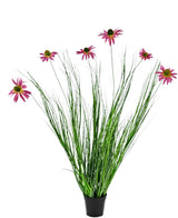 Die feuerhemmende Kunstrasenpflanze Chrysantheme 100 cm ist eine Topfpflanze mit langen grünen Blättern und langen Stielen, die mit leuchtend rosa, gänseblümchenähnlichen Blüten gekrönt sind, vor einem weißen Hintergrund.