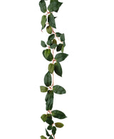 Die künstliche Tradescantia-Girlande grün 180 cm hat eine lange, hängende Kletterpflanze mit grünen, ovalen Blättern und dünnen, rötlichen Stielen, dargestellt vor einem weißen Hintergrund.