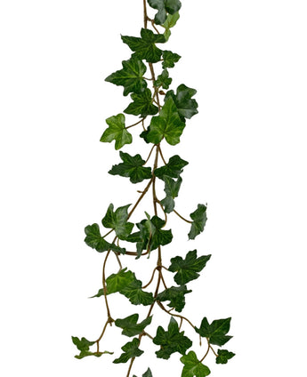 Die künstliche Hängepflanze Efeu-Girlande Deluxe 180 cm grün hat einen realistischen hängenden Strang aus grünem Efeu mit mehreren spitzen Blättern an einer dünnen Ranke, wunderschön isoliert auf einem weißen Hintergrund.