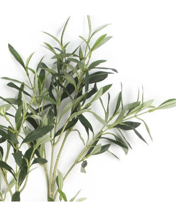 Eine Nahaufnahme des künstlichen Olivenblattes 90 cm feuerfest zeigt grüne, schlanke Zweige mit schmalen Blättern vor weißem Hintergrund – ideal für mediterrane Dekoration.
