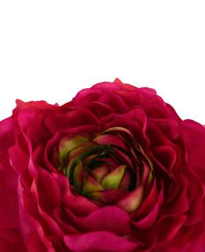 Nahaufnahme der künstlichen Blume Ranunkeln, 51 cm, dunkelrosa, mit leuchtend tiefrosa künstlichen Blütenblättern und grünen Akzenten in der Mitte, vor einem schlichten weißen Hintergrund.