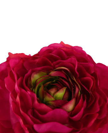 Nahaufnahme der künstlichen Blume Ranunkeln, 51 cm, dunkelrosa, mit leuchtend tiefrosa künstlichen Blütenblättern und grünen Akzenten in der Mitte, vor einem schlichten weißen Hintergrund.