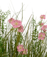 Der 90 cm große, feuerhemmende Kunstrasen-Zwiebelgrastopf mit rosa Gesangsblumen hat rosa Blüten mit einem hellgrünen Herzen, die zwischen hohem, dünnem Gras und üppigen Blattpflanzen blühen, alles vor einem weißen Hintergrund.