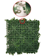Dargestellt sind vier ineinandergreifende künstliche Heckenmattenmischungen im Format 50 x 50 cm mit einer Nahaufnahme des Gitters und des Verbindungsmechanismus. Jedes Paneel verfügt über künstliche Blätter, perfekt für die Schaffung einer üppigen grünen Wand im Innen- oder Außenbereich.