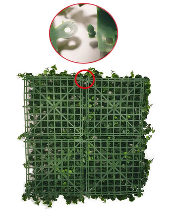 Dargestellt sind vier ineinandergreifende künstliche Heckenmattenmischungen im Format 50 x 50 cm mit einer Nahaufnahme des Gitters und des Verbindungsmechanismus. Jedes Paneel verfügt über künstliche Blätter, perfekt für die Schaffung einer üppigen grünen Wand im Innen- oder Außenbereich.