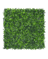 Die künstliche Heckenmattenmischung 50 x 50 cm verfügt über dichtes, künstliches grünes Blattwerk in verschiedenen Farbtönen, ordentlich angeordnet, um einen lebendigen Greenwall-Effekt vor einem schlichten weißen Hintergrund zu erzeugen.