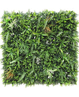 Die feuerhemmende künstliche Hecke Savanne 100 x 100 cm ist eine quadratische Platte mit dichtem, feuerhemmendem künstlichem grünem Blattwerk mit gemischten Pflanzenblättern wie Farnen und Gräsern für einen üppigen vertikalen Garteneffekt.