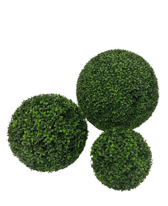 Die Kunstpflanze Buchsbaum im römischen Stil UV D30 cm ist eine künstliche Formschnittzwiebel mit dichten, kleinen grünen Blättern für ein naturgetreues Aussehen, dargestellt auf einem weißen Hintergrund.