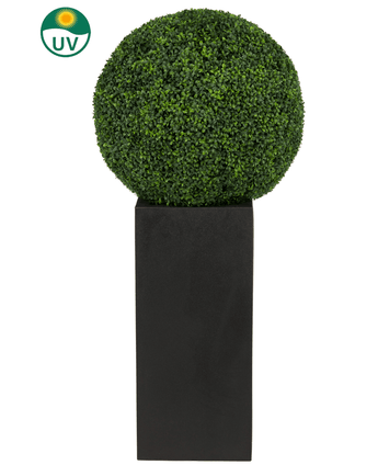 Der künstliche Buchsbaum im römischen Stil UV D65 cm, ein runder künstlicher Buchsbaum in Form, steht auf einem hohen rechteckigen schwarzen Pflanzgefäß mit einem UV-Sonnenschutzsymbol oben links vor weißem Hintergrund.