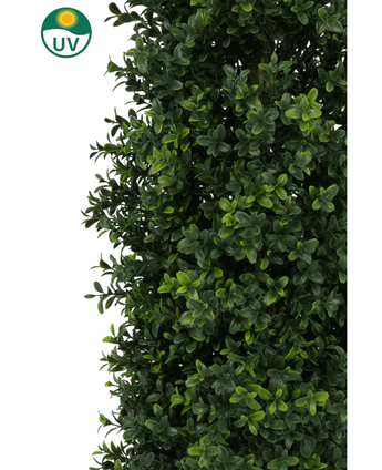 Eine Nahaufnahme der üppigen grünen Kunstpflanze Buchsbaumpyramide UV 90 cm mit glänzenden Blättern. Ein Sonnen- und UV-Symbol in der Ecke betont den UV-Schutz für den Einsatz als Outdoor- oder Indoor-Gartenpflanze.