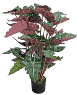 Die Kunstpflanze Alocasia 100 cm grün/rot hat große, dunkelgrüne Blätter mit markanten weißen Adern und rotvioletten Unterseiten, präsentiert in einem schwarzen Topf.