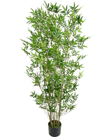 Die Kunstpflanze Bamboo Deluxe 150 cm ist eine hohe Bambuspflanze in einem Topf mit schlanken grünen Blättern und mehreren dünnen Stielen, fotografiert vor einem schlichten weißen Hintergrund.
