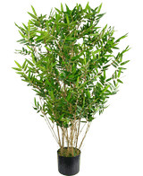 Die Kunstpflanze Bamboo Deluxe 90 cm ist ein hoher, grüner Kunstbambus mit schlanken Zweigen und langen, schmalen Blättern in einem schwarzen Topf, dargestellt vor einem schlichten weißen Hintergrund.