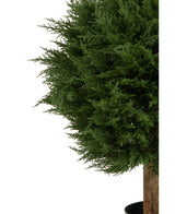 Eine Nahaufnahme der künstlichen Pflanze Conifer Deluxe UV 80 cm, einer künstlichen immergrünen Pflanze in einem Topf mit dichten, dunkelgrünen Blättern und einem braunen Stamm, vor einem weißen Hintergrund.