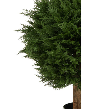 Eine Nahaufnahme der künstlichen Pflanze Conifer Deluxe UV 80 cm, einer künstlichen immergrünen Pflanze in einem Topf mit dichten, dunkelgrünen Blättern und einem braunen Stamm, vor einem weißen Hintergrund.