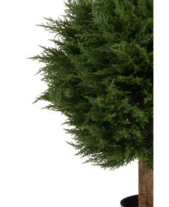 Eine Nahaufnahme der künstlichen Pflanze Conifer Deluxe UV 80 cm, einer künstlichen immergrünen Pflanze in einem Topf mit dichten, dunkelgrünen Blättern und einem braunen Stamm, vor einem weißen Hintergrund.