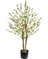 Die künstliche Kirschblütenpflanze 120 cm creme ist ein künstlicher Kirschblütenbaum in einem Topf mit mehreren braunen Stämmen, grünen Blättern und Büscheln kleiner weißer Blüten vor einem schlichten weißen Hintergrund.