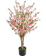 Die künstliche Kirschblütenpflanze 120 cm rosa hat mehrere braune Stiele mit rosa Blüten und grünen Blättern, in einem schwarzen Topf mit grünem Moos an der Basis, vor einem weißen Hintergrund.