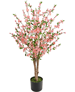 Die künstliche Kirschblütenpflanze 120 cm rosa hat mehrere braune Stiele mit rosa Blüten und grünen Blättern, in einem schwarzen Topf mit grünem Moos an der Basis, vor einem weißen Hintergrund.