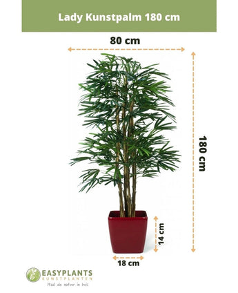 Lady Kunstpalm 180 cm in een rode pot, 180 cm hoog en 80 cm breed; pot is 14 cm hoog en 18 cm breed. Merklogo plus afmetingen getoond-perfect als stijlvolle groene kunstplant voor elke ruimte.