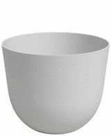 Der Planter Havanna Ø20cm x H17cm ist ein schlichter, hellgrauer runder Blumentopf mit leicht konischem Design und einer glatten, matten Oberfläche.