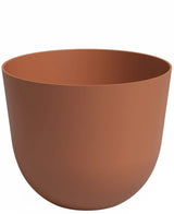 Der Planter Havanna Ø30cm x H25cm ist ein minimalistischer, runder Blumentopf in Terrakottafarbe mit einer glatten, matten Oberfläche vor einem schlichten weißen Hintergrund.
