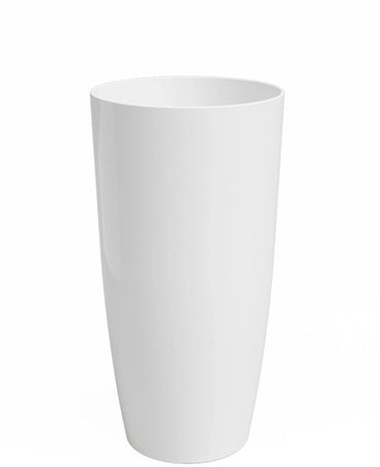Der Übertopf Santorini ist eine hohe, weiße, zylindrische Vase (Ø27 cm x H40 cm) mit einer glatten, glänzenden Oberfläche. Die Vase steht aufrecht vor einem schlichten weißen Hintergrund.