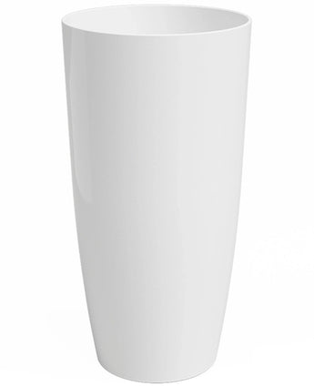 Der Santorini Planter, eine hohe, weiße, zylindrische Vase (Ø33 cm x H65 cm) mit glatter, glänzender Oberfläche, steht vor einem schlichten weißen Hintergrund.