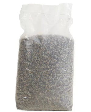 Ein 10-Liter-Beutel mit „Volcanic Pebbles“, gefüllt mit kleinen, gräulichen Vulkankieseln, oben versiegelt und aufrecht stehend auf einem schlichten weißen Hintergrund.