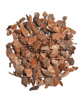 Ein Haufen Füllmaterial Baumrinde-Holzrinde 15L mittelgroße braune Rindenspäne verstreut auf weißem Hintergrund.