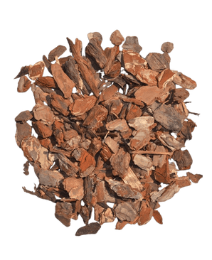 Ein Haufen Füllmaterial Baumrinde-Holzrinde 15L mittelgroße braune Rindenspäne verstreut auf weißem Hintergrund.