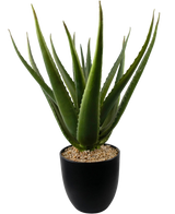 Eine Nahaufnahme der Kunstpflanze Aloe Vera 45 cm zeigt dicke, grüne, stachelige Blätter in einem schwarzen Topf, gefüllt mit kleinen hellbraunen Kieselsteinen.