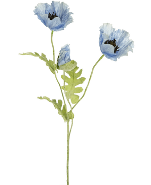 Aquarell-Illustration einer künstlichen Mohnblume, 73 cm, blau, mit zwei blühenden blauen Mohnblumen und einer Knospe mit grünen Stielen und Blättern auf weißem Hintergrund.