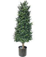 Die Kunstpflanze Buchsbaumpyramide UV 90 cm hat dichte grüne Blätter in konischer Form, in einem schwarzen Topf. Mit UV-Schutz eignet es sich perfekt für Gartenpflanzen und behält seine Schönheit vor einem weißen Hintergrund.