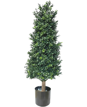 Die Kunstpflanze Buchsbaumpyramide UV 90 cm hat dichte grüne Blätter in konischer Form, in einem schwarzen Topf. Mit UV-Schutz eignet es sich perfekt für Gartenpflanzen und behält seine Schönheit vor einem weißen Hintergrund.