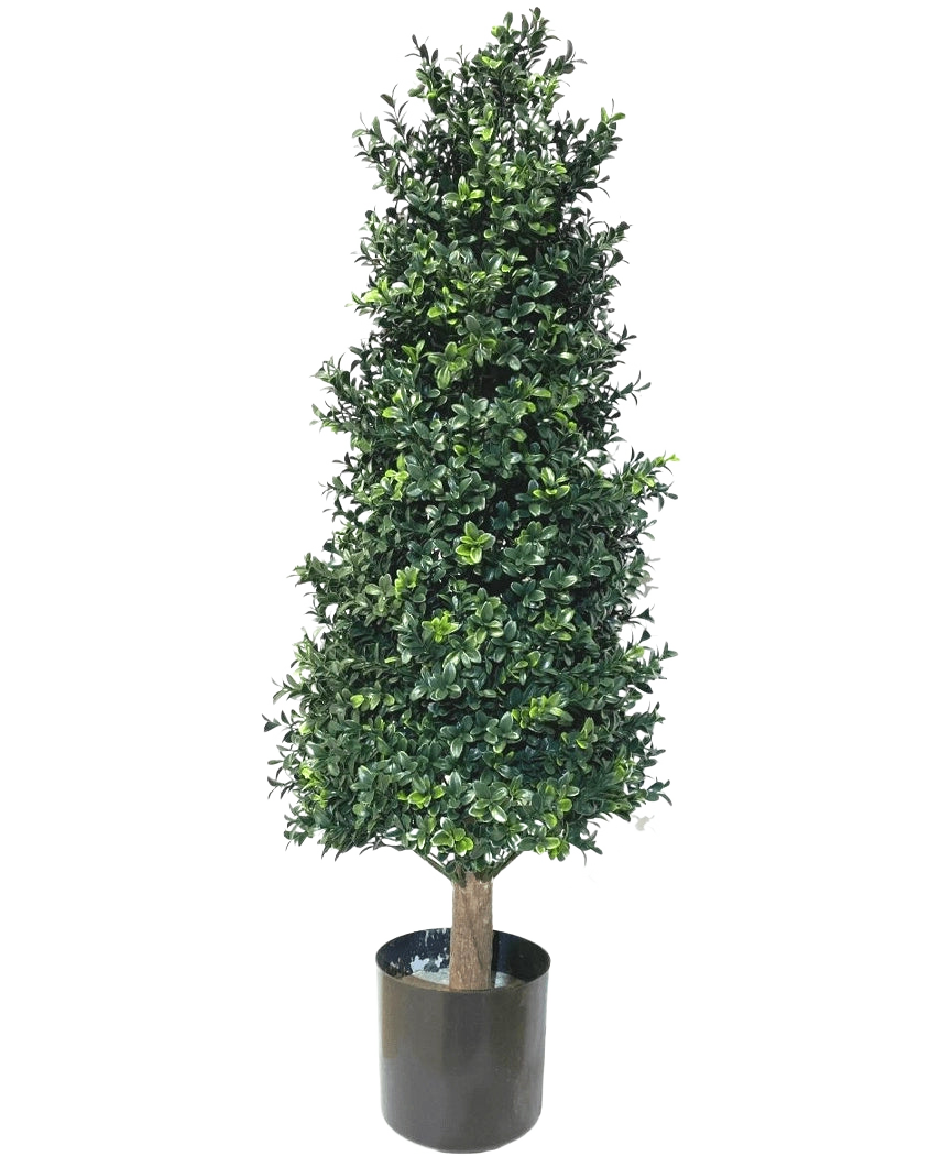 Die Kunstpflanze Buchsbaumpyramide UV 90 cm hat dichte grüne Blätter in konischer Form, in einem schwarzen Topf. Mit UV-Schutz eignet es sich perfekt für Gartenpflanzen und behält seine Schönheit vor einem weißen Hintergrund.