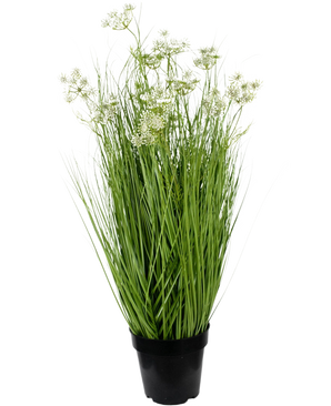 Das 90 cm große, feuerhemmende künstliche Zwiebelgras mit Wurzelblumen hat lange, schlanke grüne Blätter und zarte weiße Blütenbüschel in einem Topf vor einem schlichten weißen Hintergrund.