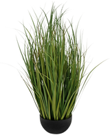Der Kunstrasen Dogtail Onion Grass Bran 90 cm schwer entflammbar ist ein schwarzer Topf mit dichten, hohen, dünnen, grünen, grasähnlichen Blättern, die aufrecht stehen und vor einem weißen Hintergrund abgebildet sind.