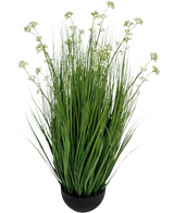 Der feuerhemmende Kunstrasen-Lauchblumen-Zwiebelgrastopf 100 cm ist eine Kunstrasenpflanze in einem Topf mit langen, schlanken Halmen und kleinen weißen Blütenbüscheln in einem schwarzen runden Topf, dargestellt vor einem schlichten weißen Hintergrund.