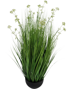 Der feuerhemmende Kunstrasen-Lauchblumen-Zwiebelgrastopf 100 cm ist eine Kunstrasenpflanze in einem Topf mit langen, schlanken Halmen und kleinen weißen Blütenbüscheln in einem schwarzen runden Topf, dargestellt vor einem schlichten weißen Hintergrund.