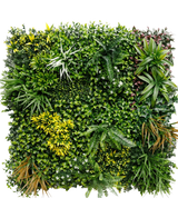 Die künstliche Hecke Eternity 100 x 100 cm UV verfügt über eine quadratische Platte aus verschiedenen Grünpflanzen, darunter Farne, Efeu und üppiges Blattwerk, wodurch ein dichter vertikaler Garten im Innen- oder Außenbereich vor einem weißen Hintergrund entsteht.