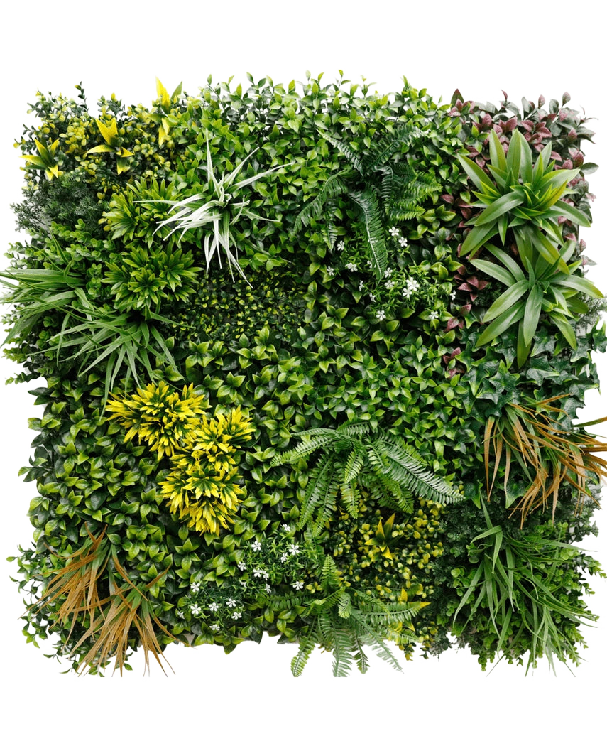 Die künstliche Hecke Eternity 100 x 100 cm UV verfügt über eine quadratische Platte aus verschiedenen Grünpflanzen, darunter Farne, Efeu und üppiges Blattwerk, die einen dichten vertikalen Garten im Innen- oder Außenbereich vor einem weißen Hintergrund schaffen.