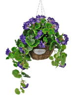 Die künstliche Begonie lila im UV-Korb 70 cm ist ein hängender Weidenkorb mit grünen Blättern und leuchtend lila Blüten, der an einer silbernen Kette hängt und mit einem kleinen Metalletikett mit dem Text „Flowers“ versehen ist.