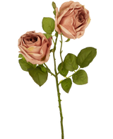 Die Kunstrose Deluxe 55 cm rosa besteht aus zwei rosa-braunen Kunstrosen mit grünen Blättern an einem einzigen Stiel, die einen auffälligen Kontrast zu einem schlichten weißen Hintergrund bilden.
