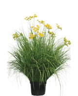 Die feuerhemmende Kunstrasenpflanze Asteraceae 100 cm hat lange, schmale Blätter und leuchtend gelbe Blütenbüschel an hohen Stielen. Diese wartungsfreie Pflanze sieht in jedem Innenraum vor einem weißen Hintergrund wunderschön aus.