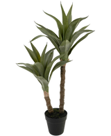 Die Kunstpflanze Agave 76 cm hat zwei lange, dicke Stängel mit spitzen grünen Blättern, die einer Agave ähneln, präsentiert in einem schwarzen Plastiktopf vor einem schlichten weißen Hintergrund.