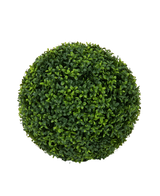 Eine Draufsicht auf die Kunstpflanze Buxus roman style UV D40cm, einen sauber beschnittenen, kugelförmigen Kunststrauch mit dichten grünen Blättern vor einem schlichten weißen Hintergrund.