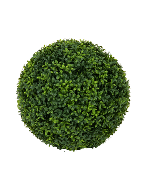 Eine Draufsicht auf die Kunstpflanze Buxus roman style UV D40cm, einen sauber beschnittenen, kugelförmigen Kunststrauch mit dichten grünen Blättern vor einem schlichten weißen Hintergrund.
